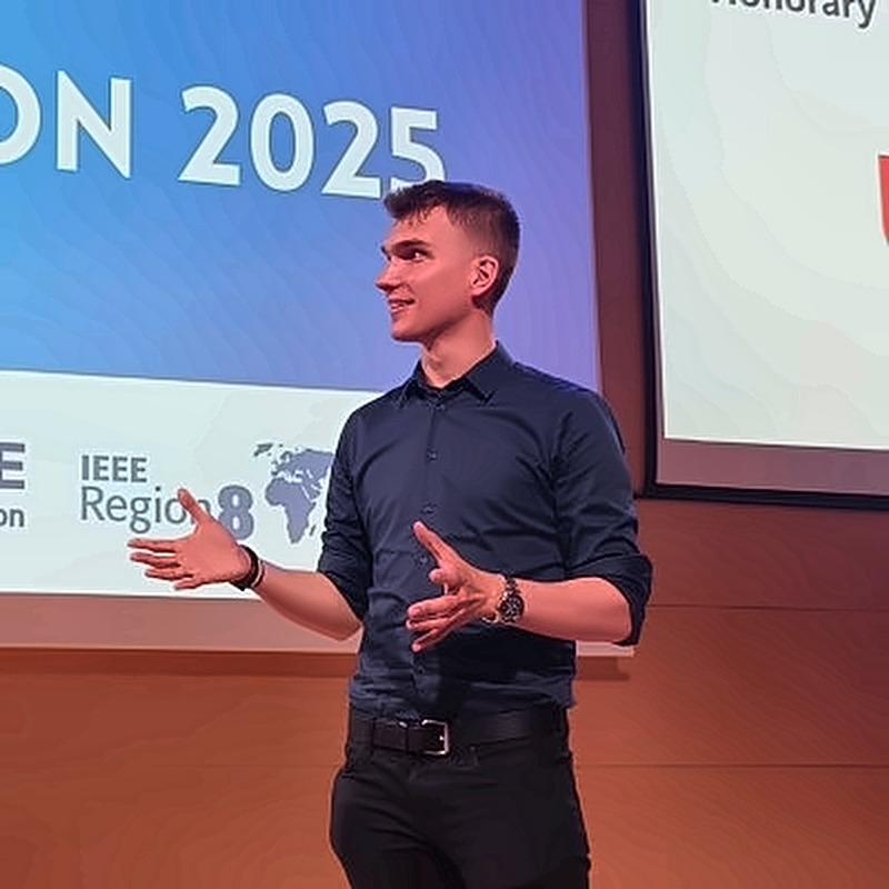 Juliusz Łosiński podczas wystąpienia na konferencji IEEE